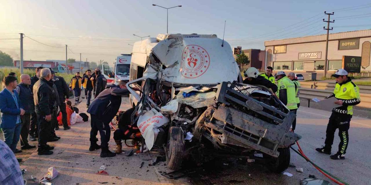 Sporcuları Taşıyan Minibüs Hafriyat Kamyonuna Çarptı: 1 Ölü, 16 Yaralı