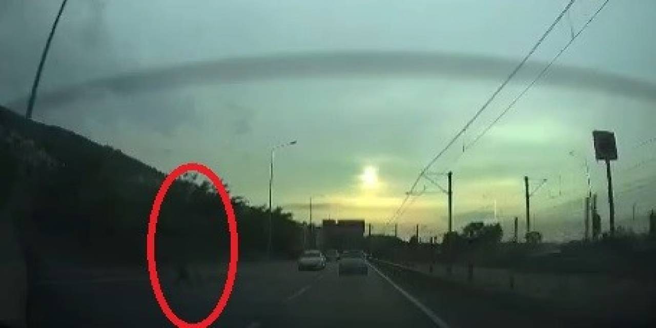 Yolun Ortasına Atlayan Şahsa Araç Böyle Çarptı
