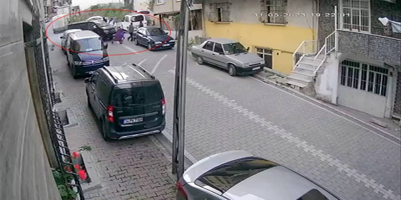 İstanbul’da Sokağa Girmeye Çalışan Araç 1’i Çocuk 3 Kişiyi Altına Alarak Ezdi: O Anlar Kamerada