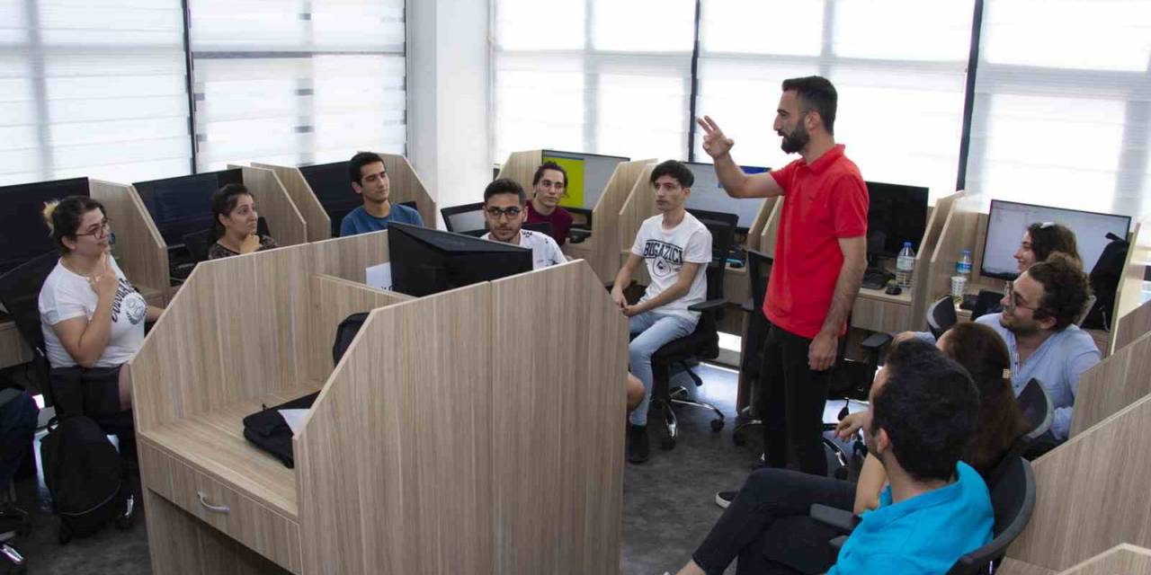 Mercek Kursları Gençleri Geleceğin Mesleklerine Yönlendiriyor