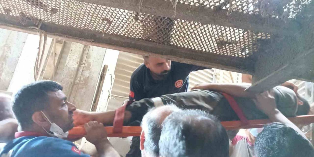Hububat Öğütme Makinesine Kapılan İşçiyi, Ekipler Kurtardı