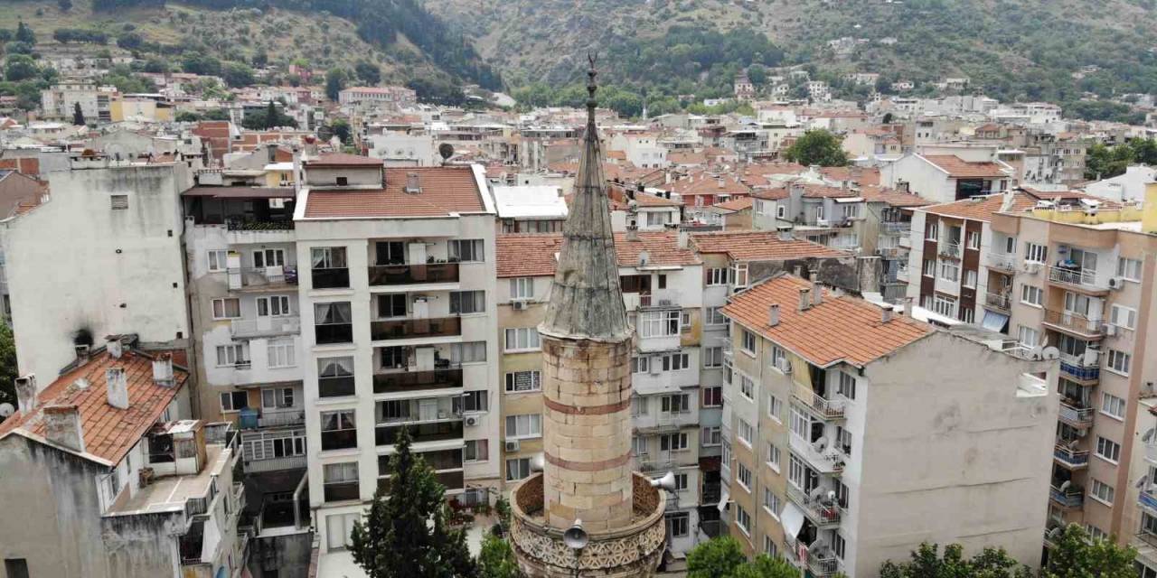 500 Yıllık Caminin Yıpranan Minaresi Korkutuyor