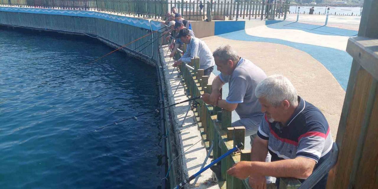 Olta Balıkçılığı Sezonu Açıldı: Oltasını Alan Sahile İniyor