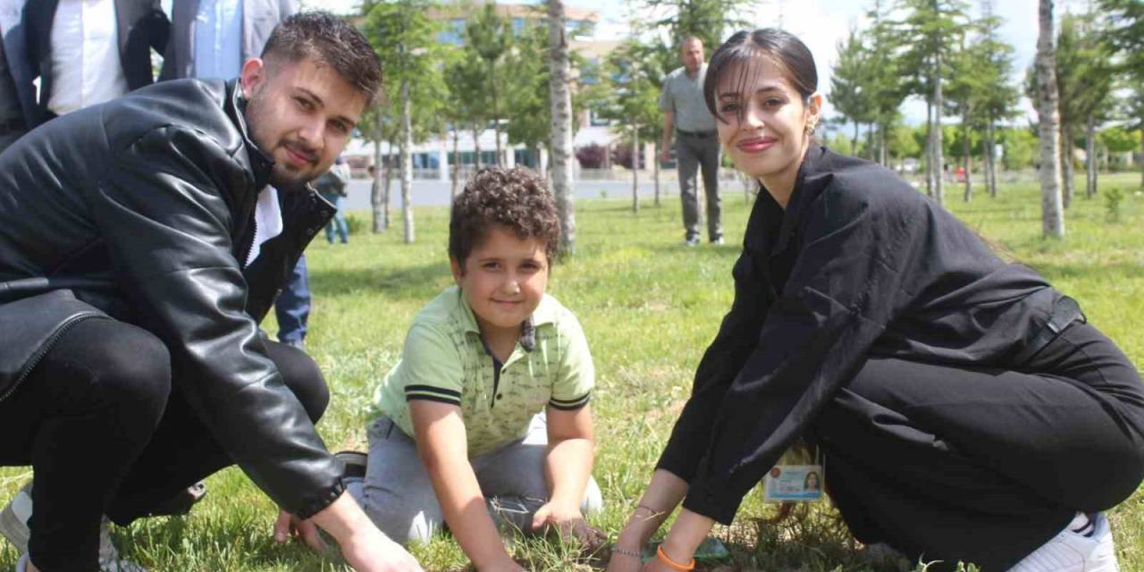 Depremde Hayatını Kaybeden Öğrenciler Adına Fidan Dikildi