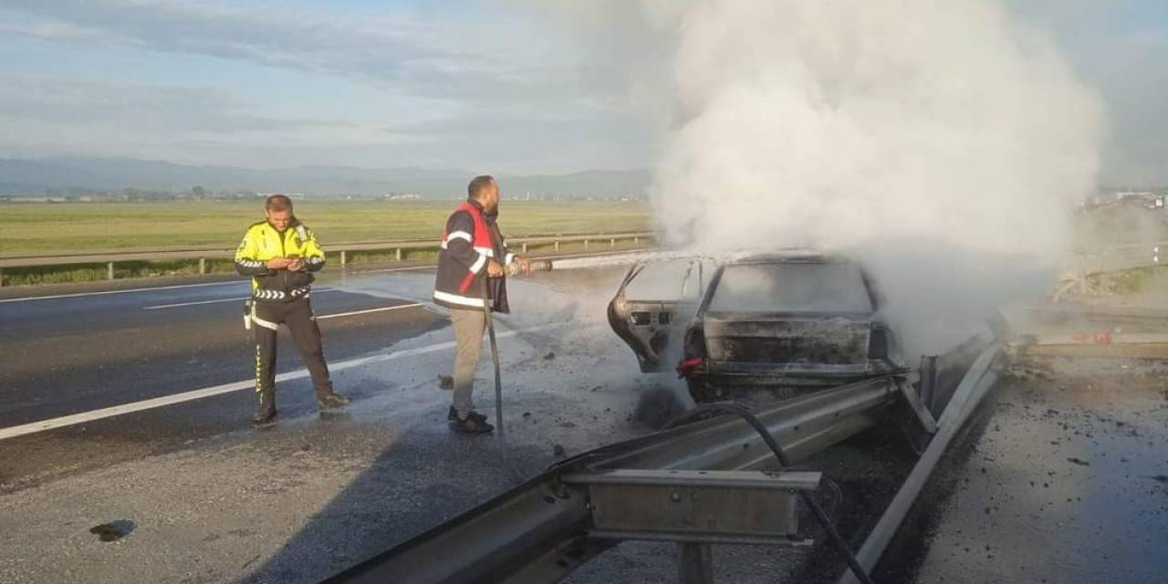 Bariyerlere Çarpan Otomobil Alev Alev Yandı: 3 Yaralı