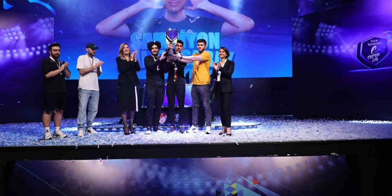 Türk Telekom Esüper Lig Şampiyonu Galatasaray Oldu