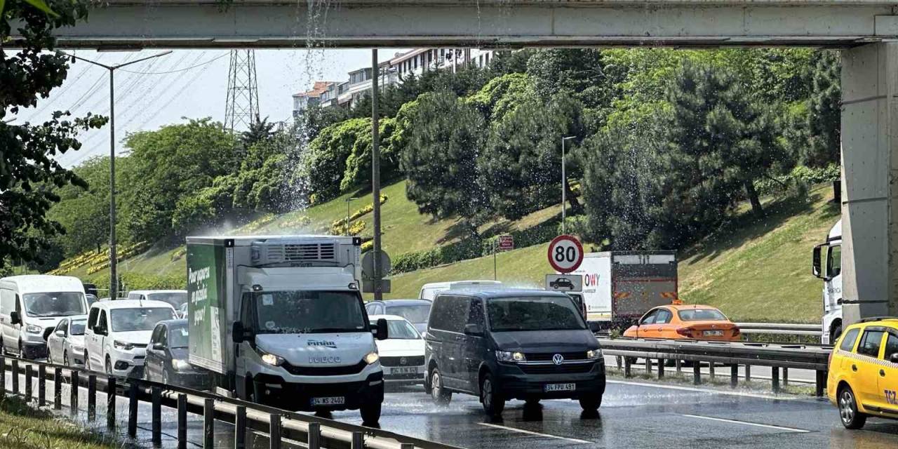 Tem Otoyolu’nda İlginç Görüntü: Üstgeçitte Boru Patladı, Sürücüler Araçlarını Yıkadı