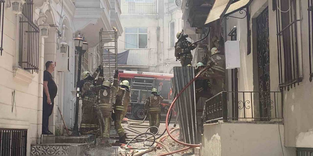 Beyoğlu’nda Metruk Binada Korkutan Yangın