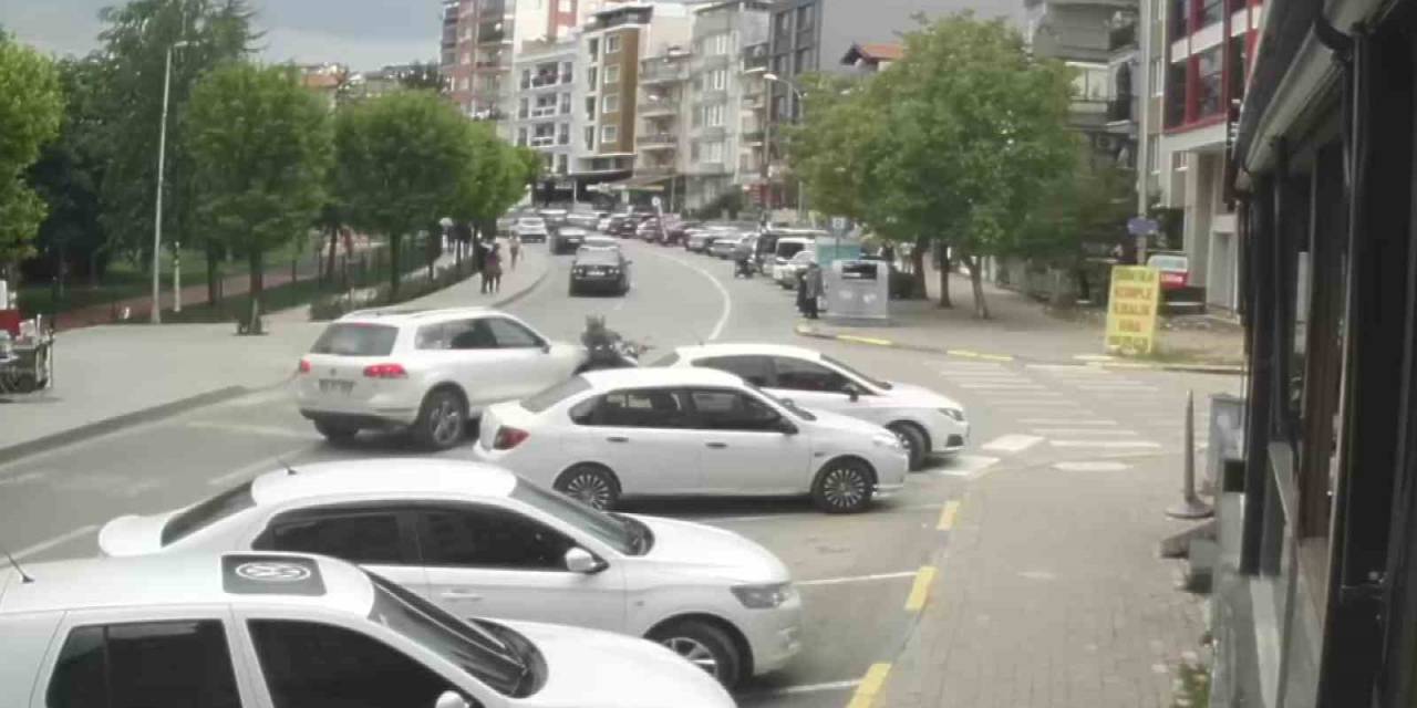 Otomobille Motosikletin Karıştığı Kaza Kameralara Yansıdı