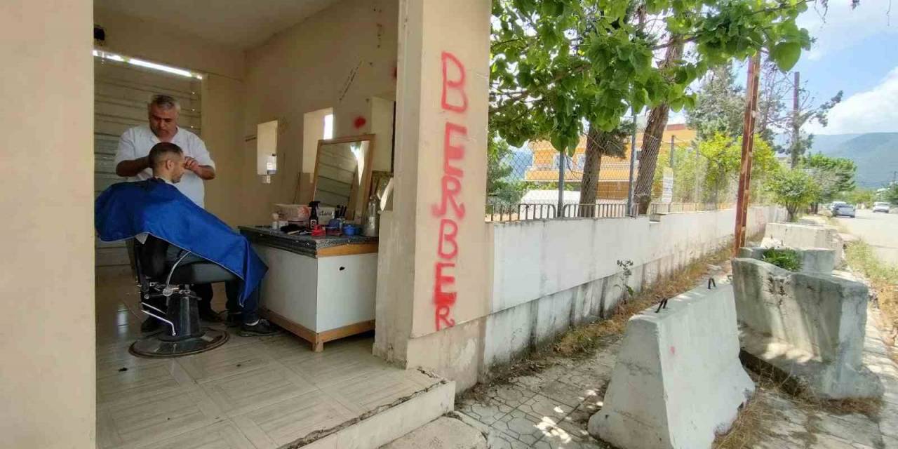 Depremde Dükkanı Yıkıldı, Terkedilen Nöbet Kulübesini Ekmek Teknesine Çevirdi