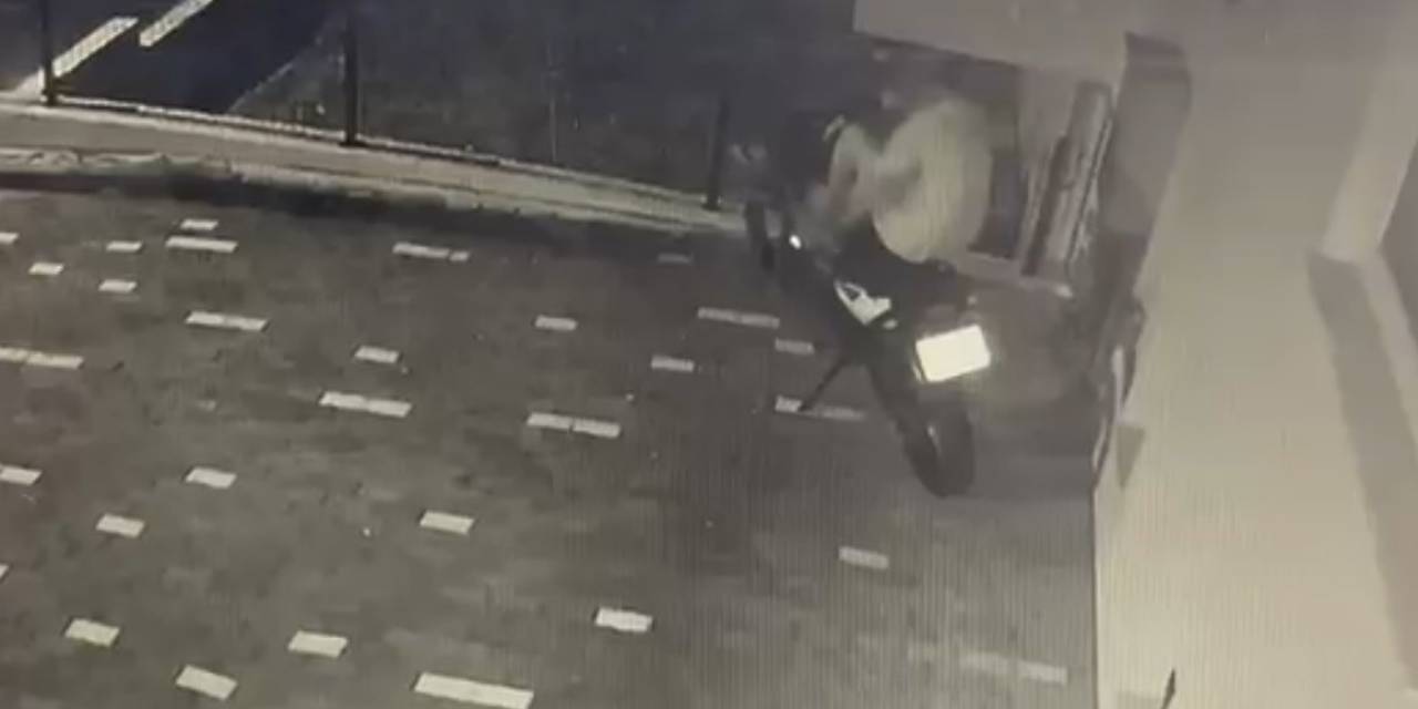 Ayağıyla Kilidi Kırdı, Motosikleti Çaldı