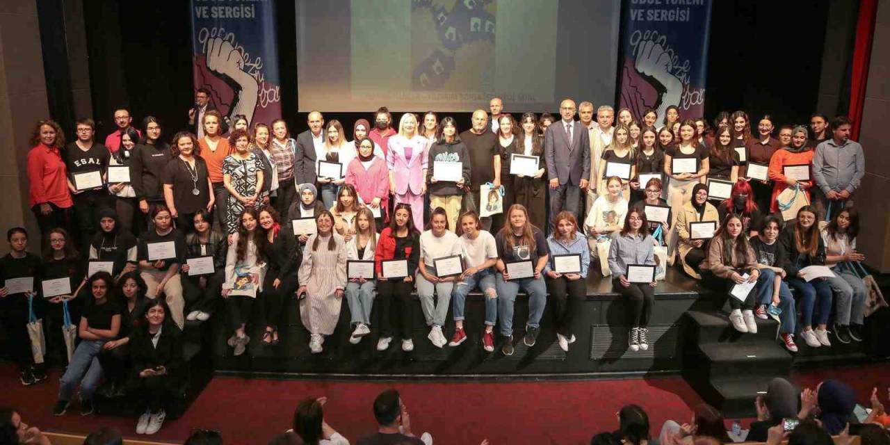 Tomris Uyar’ın Kitabına Kapak Tasarladılar