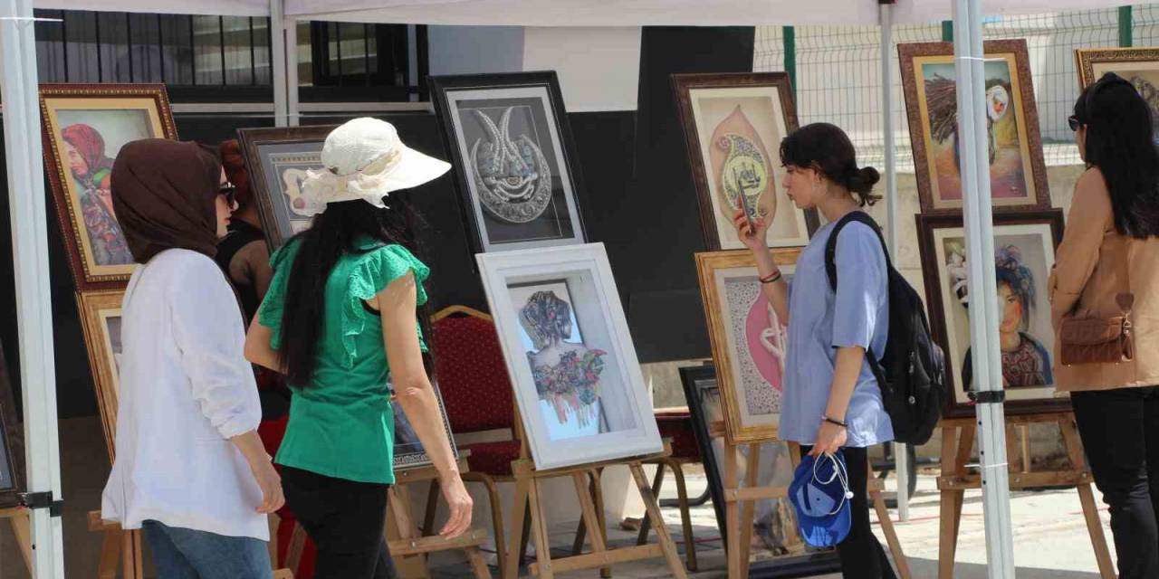 Batman’da Halk Eğitim Merkezi Kursiyerleri Çalışmalarını Sergiledi