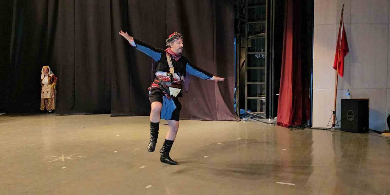 Nazilli’de Sağlık Çalışanları Kurs Alıp, Zeybek Oynadı