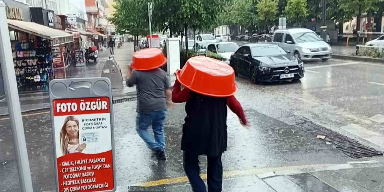 Vatandaştan Yağmura Leğenli Çözüm