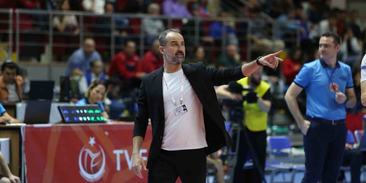 Bursa Büyükşehir Belediyespor Başantrenör Cemal Bora Şensoy’la Yola Devam Edecek