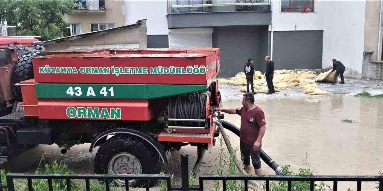 Kütahya Obm Personeli Sel Baskınlarında Su Tahliyelerine Destek Verdi