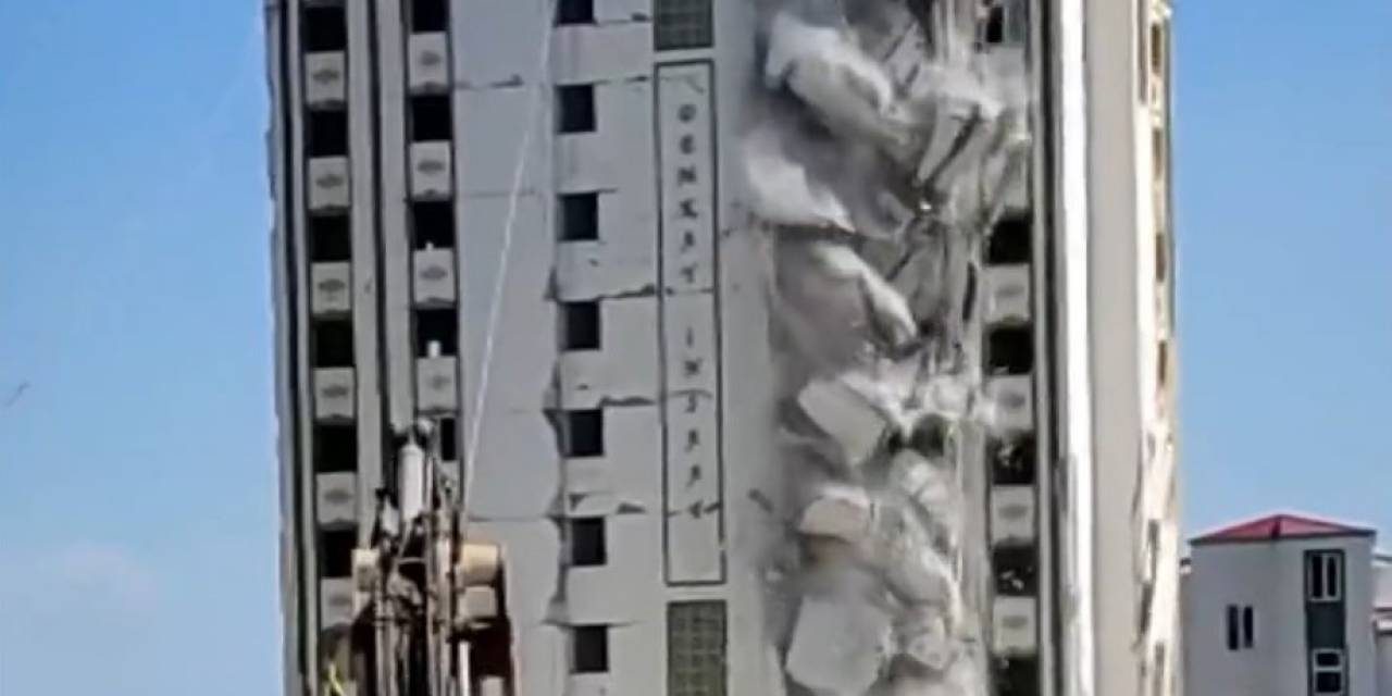 Yıkımı Yapılan Ağır Hasarlı Bina Sağlam Evin Üzerine Devrildi