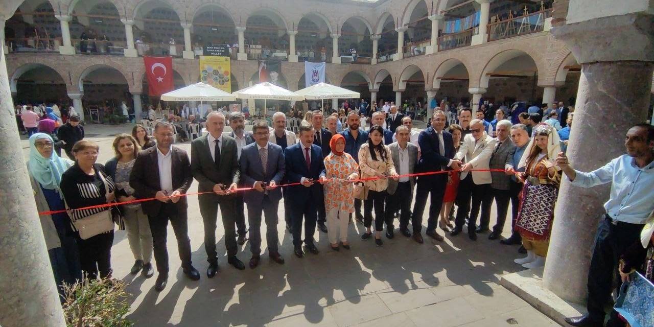 Şehzadeler Hem Yılsonu Sergisi Törenle Açıldı