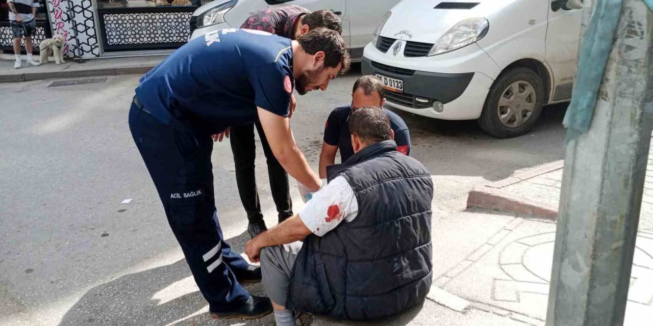Kaldırımdan Düşerek Hafif Yaralanan Adam İlk Yardım Yapılmasını Kabul Etmedi