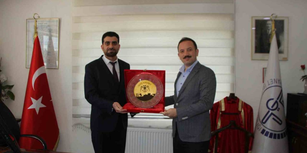 Kaymakam Bayram’dan Müftü Demirtaş’a Plaket