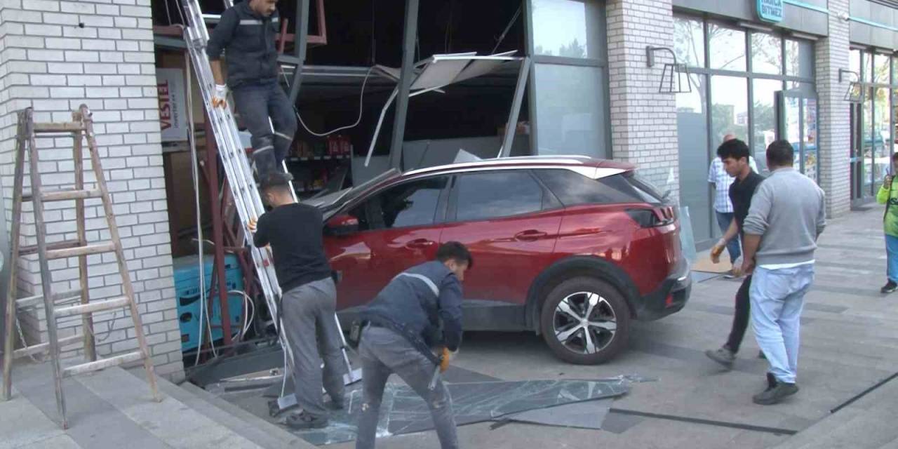 Sancaktepe’de Freni Boşalan Araç Markete Çarptı