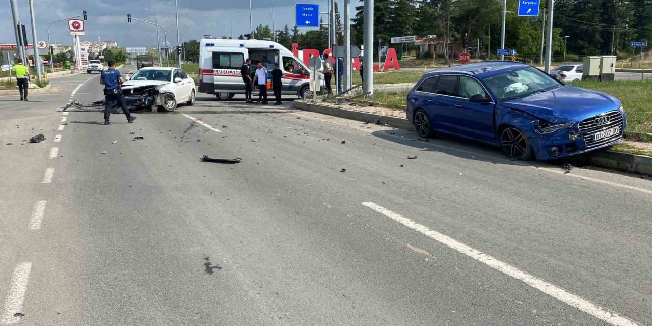 İpsala’da 2 Otomobilin Çarpıştığı Kazada 2 Kişi Yaralandı