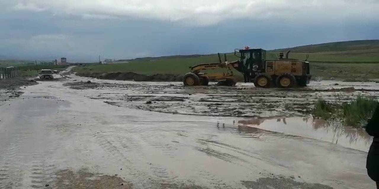 Gemerek’te Sel Yolu Ulaşıma Kapattı