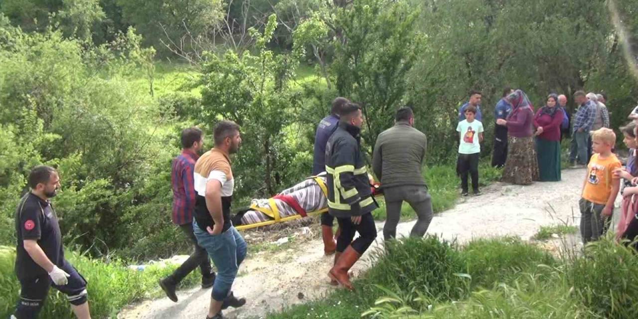Çöp Atmak İsterken Dereye Düşen Kadını İtfaiye Ekipleri Kurtardı