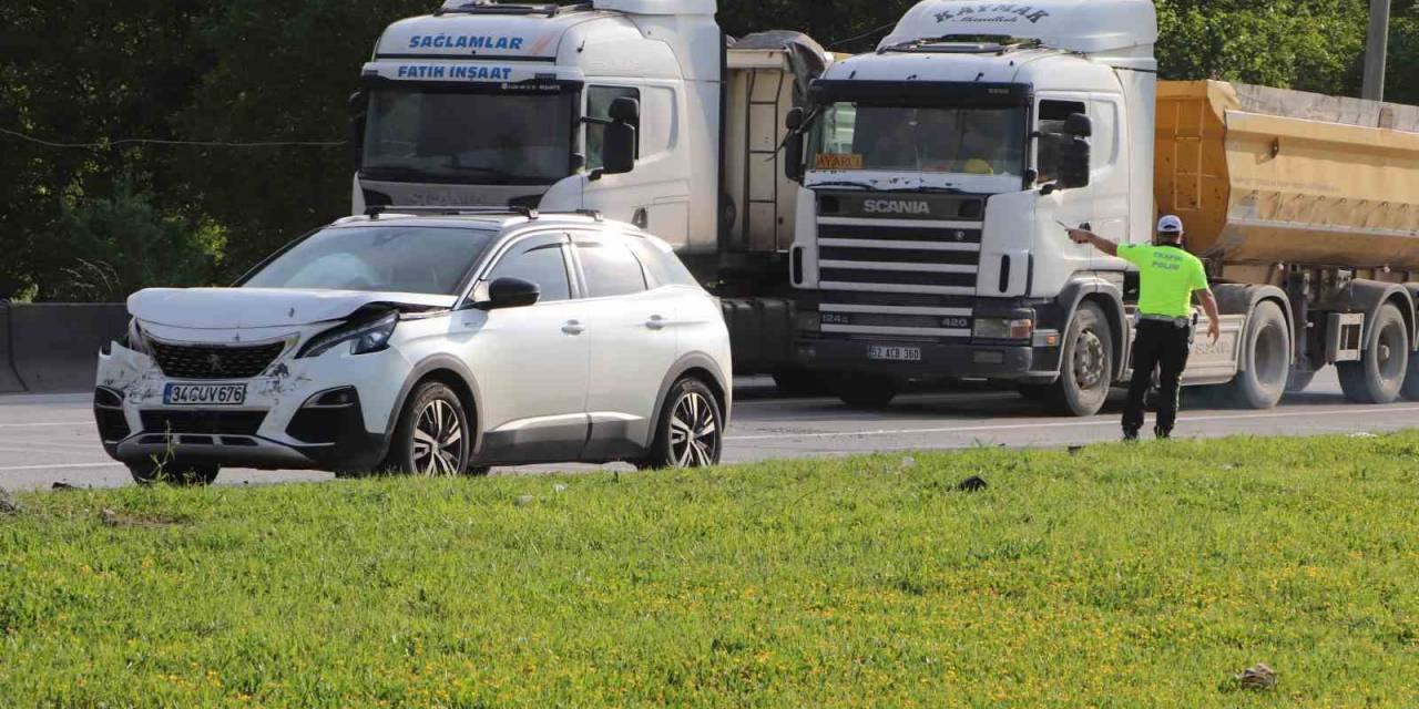 Kırmızı Işıkta Bekleyen Otomobile Arkadan Çarptı: 1 Yaralı