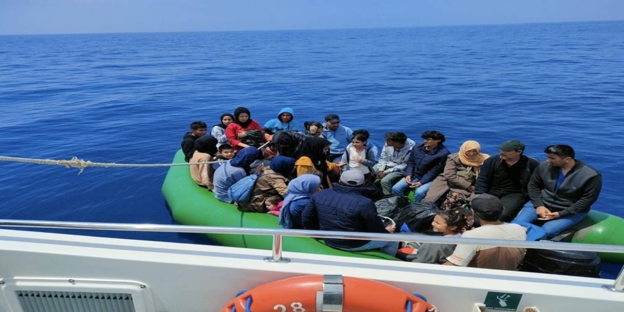 Ayvacık Açıklarında Sürüklenen 31 Kaçak Göçmeni Sahil Güvenlik Kurtardı
