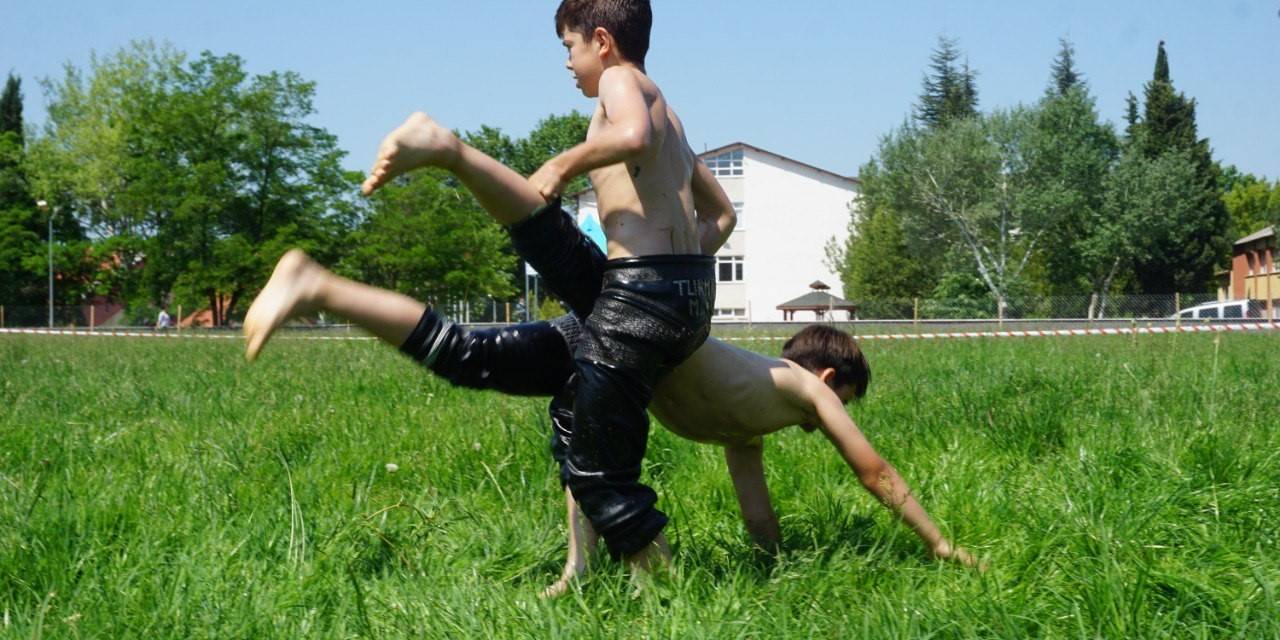 Üniversiteli Pehlivanlar Kıran Kırana Mücadele Etti