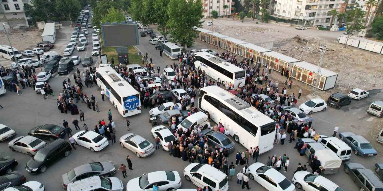 Deprem Bölgesinden İlk Hac Kafilesi Uğurlandı