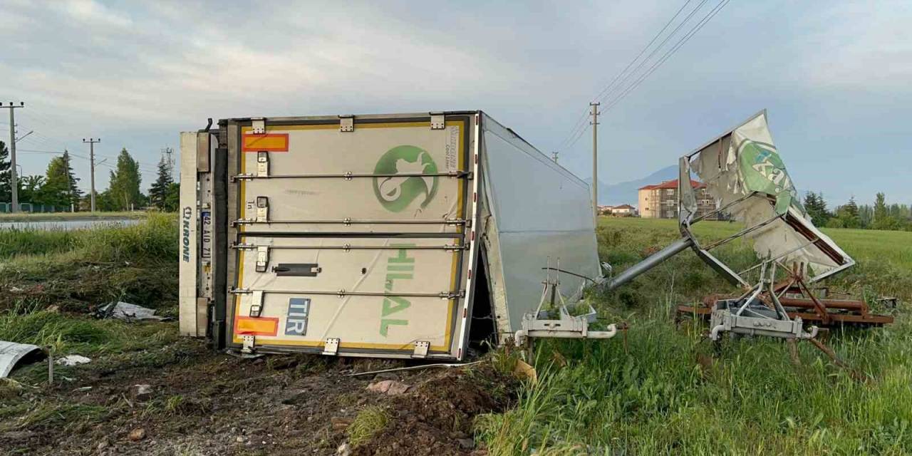 Reklam Tabelasına Çarparak Devrilen Sakatat Yüklü Tırın Sürücüsü Yaralandı