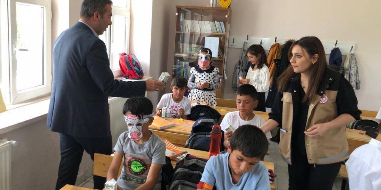 Dünya Süt Günü Çocuklara Süt Dağıtılarak Kutlandı