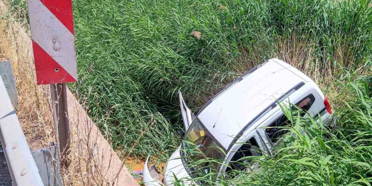 Diyarbakır’da Hafif Ticari Araç Yol Kenarına Savruldu: 1 Yaralı