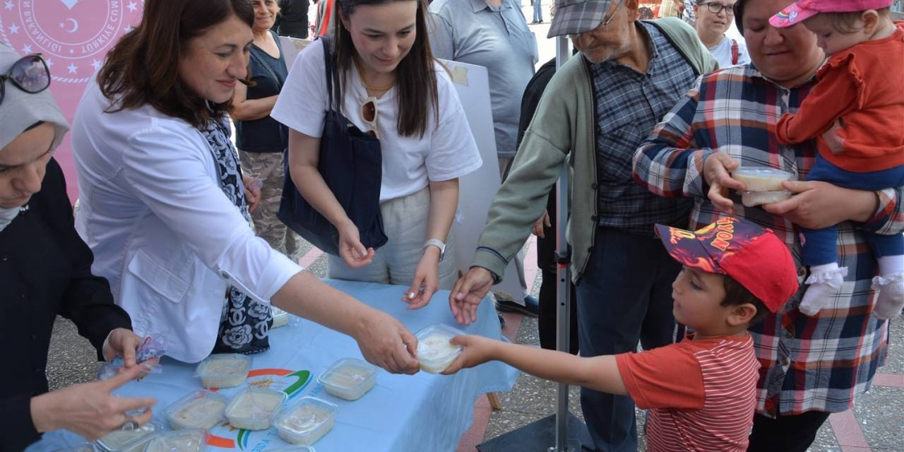 Sütlaç Dağıtıp, Süt Günü’nü Kutladılar