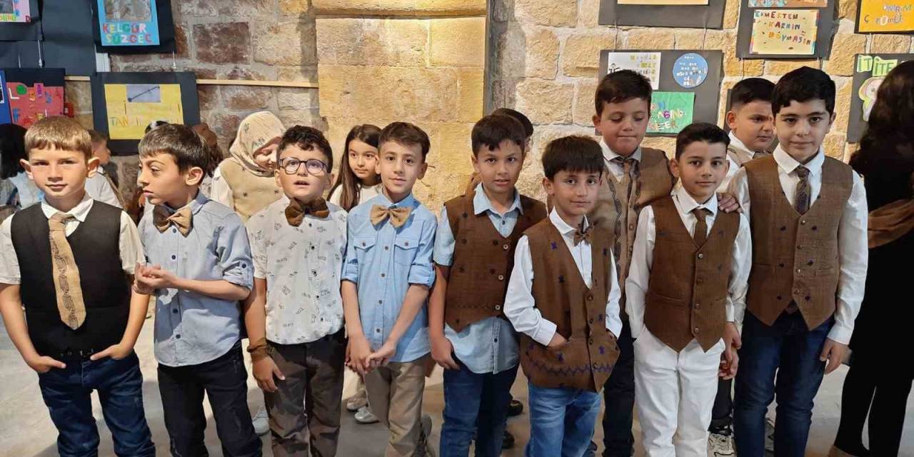 Kaleardı 75. Yıl İlkokulu Öğrencilerinden Ehram Defilesi