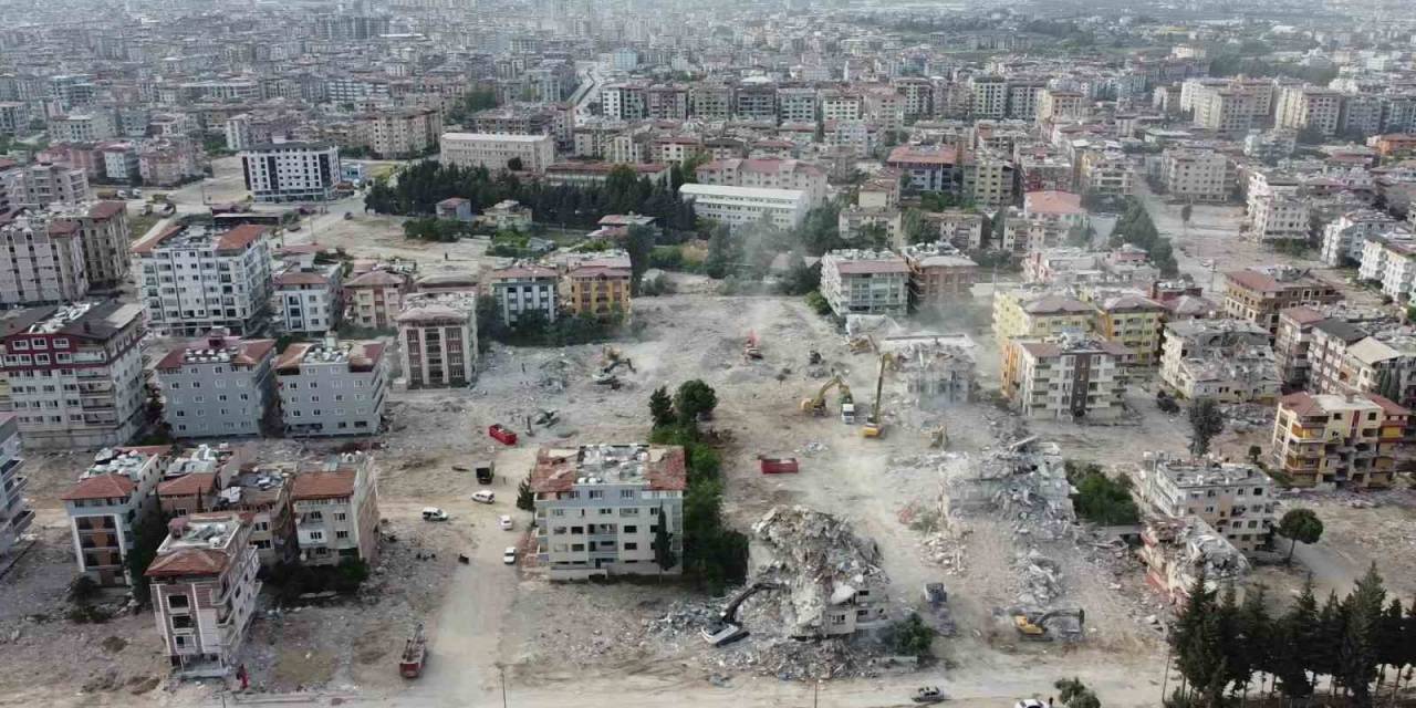 Depremin Vurduğu Hatay’da Ağır Hasarlı Binalar Yıkılıyor