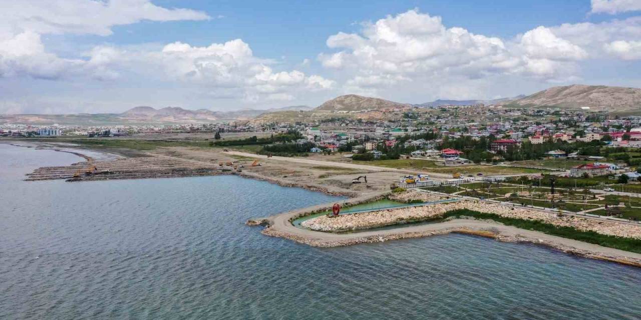 Van Gölü’nden 1 Milyon Metreküp Dip Çamuru Çıkarıldı