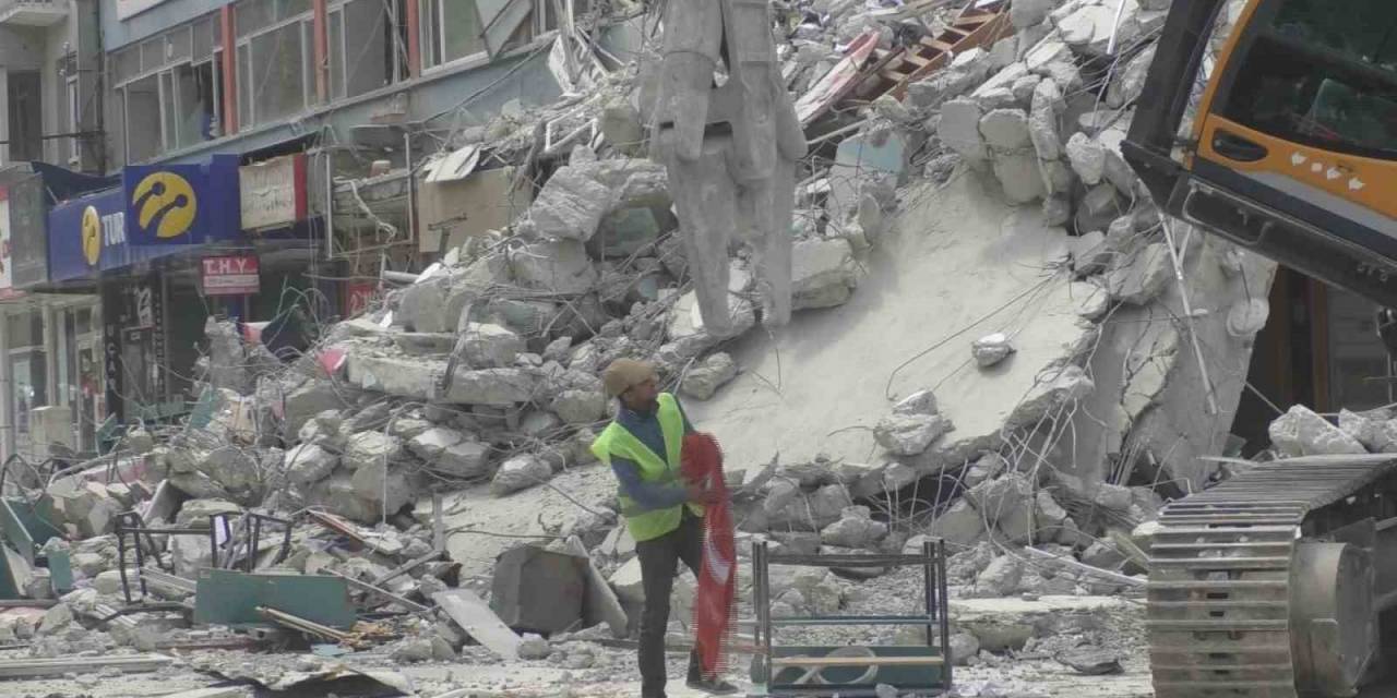 İş Makinesi Operatörünün Türk Bayrağı Hassasiyeti