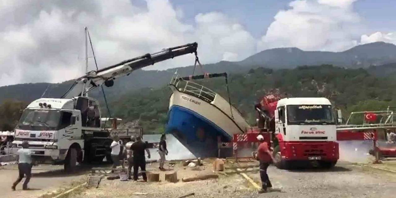 Tekneyi Taşıyan Vinç Zinciri Koptu, Panik Anları Kameraya Yansıdı