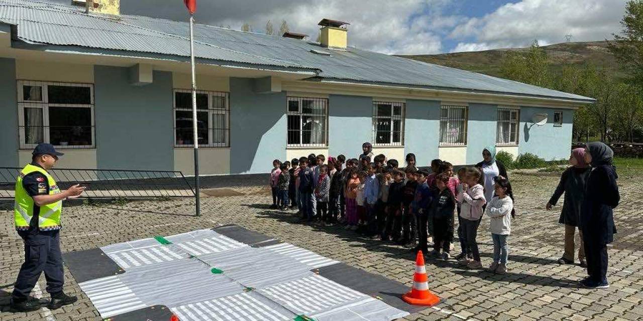 Jandarmadan Öğrencilere Uygulamalı Trafik Eğitimi