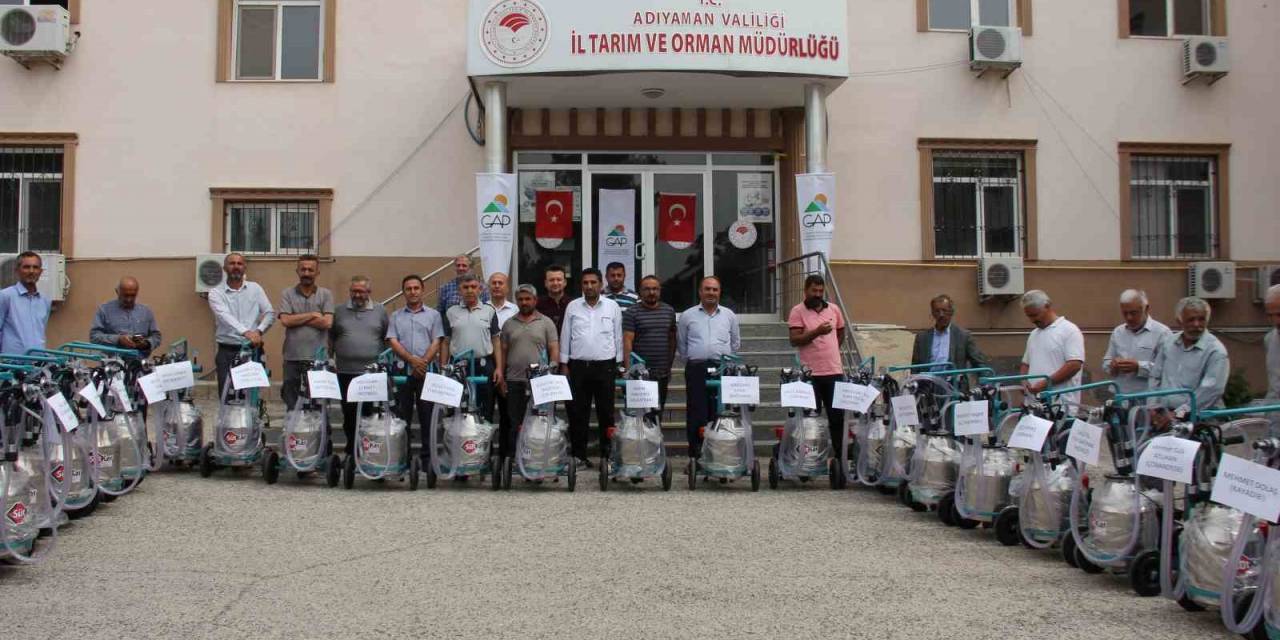 Depremde Ahırları Yıkılan Süt Üreticilerine Süt Sağım Makinesi Dağıtıldı