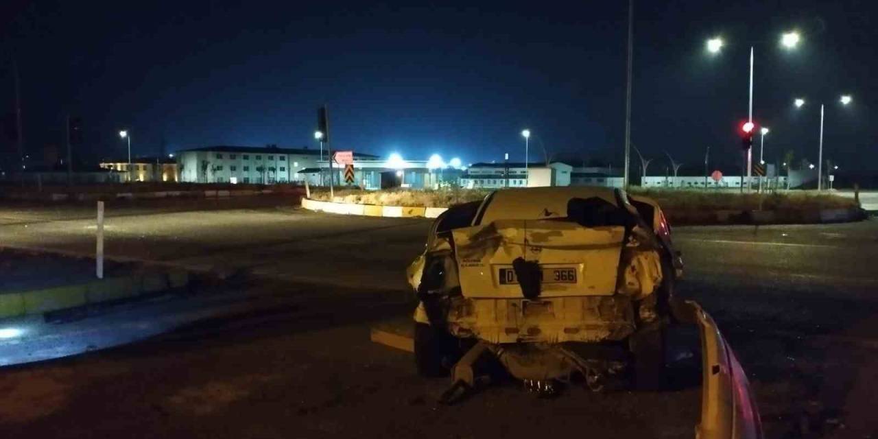 Tır Kırmızı Işıkta Bekleyen Otomobile Çarptı: 3 Yaralı