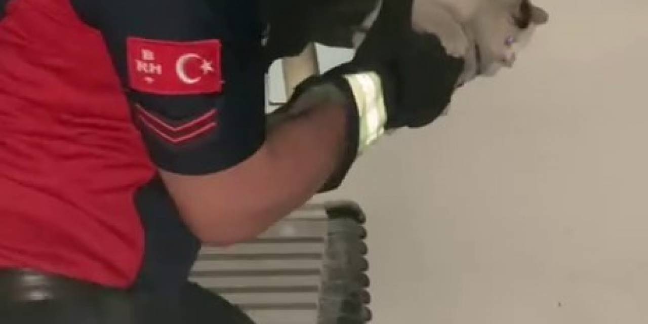 Havalandırma Boşluğuna Düştü, Duvar Kırılarak Kurtarıldı