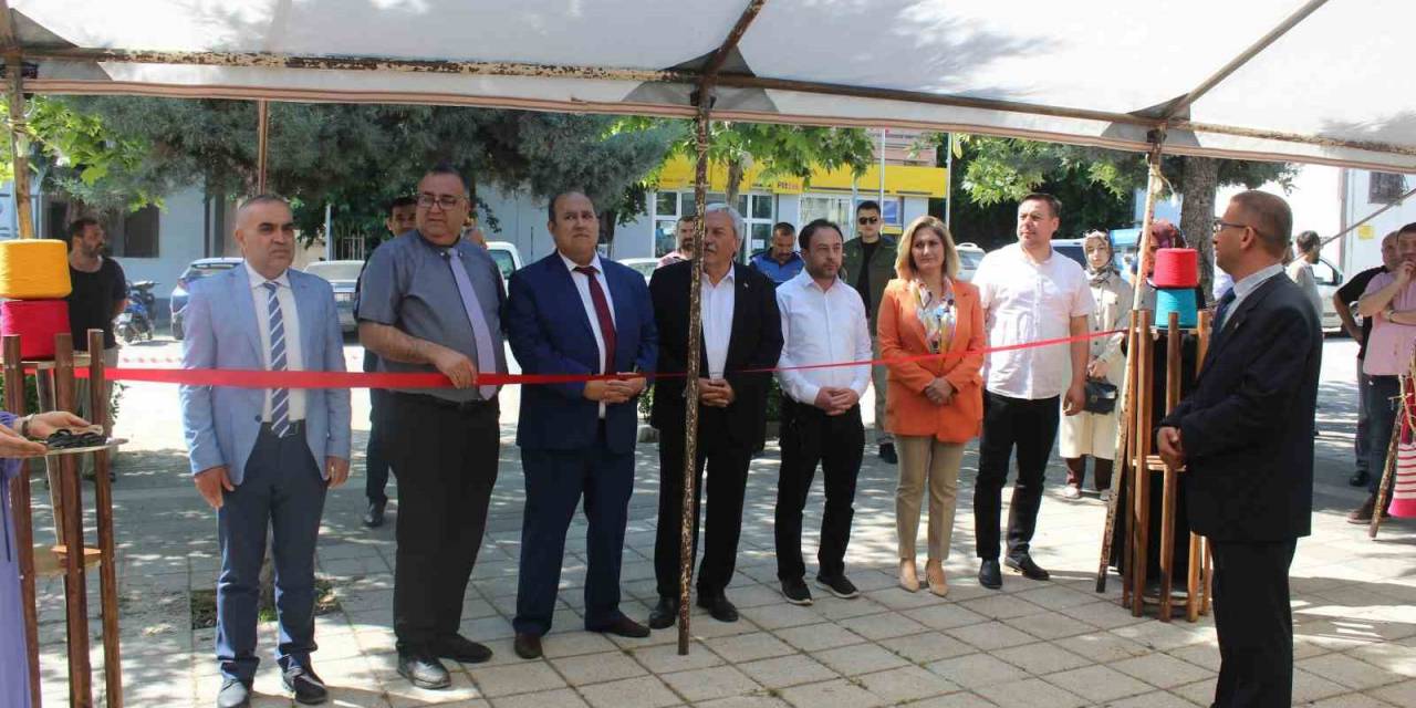 Osmaneli’nde Hayat Boyu Öğrenme Haftası Nedeniyle Sergi Açıldı