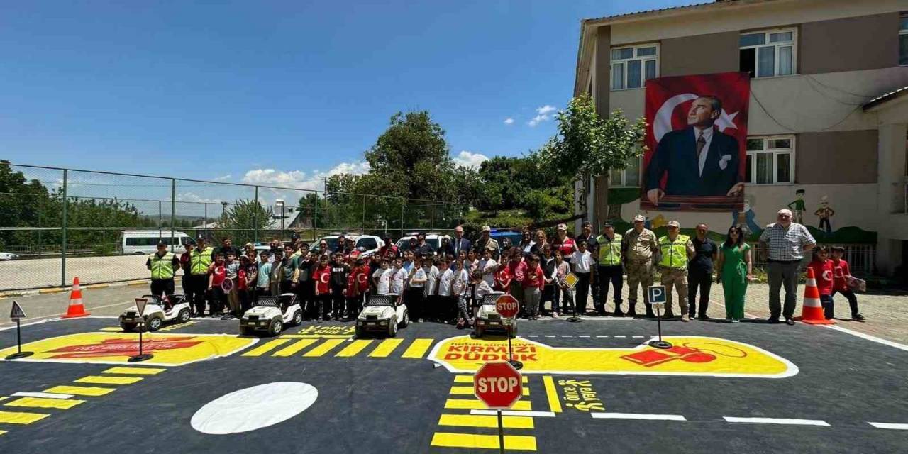 Elazığ’da Jandarma Ekipleri Çocuklara Trafik Eğitimi Verdi