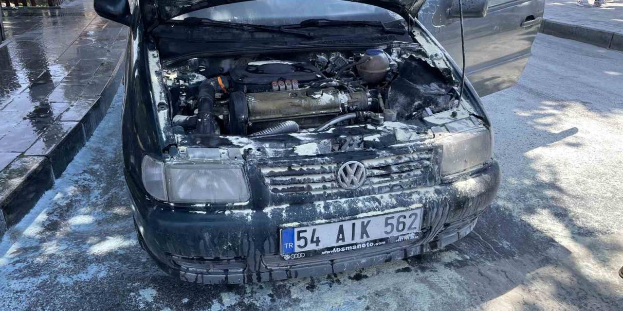 Işıkta Bekleyen Otomobilin Motoru Alev Aldı