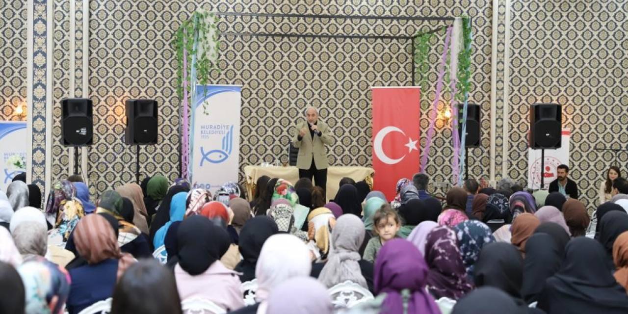 Yazar Prof. Dr. Nurullah Genç Sevenleriyle Buluştu
